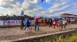 Penonton MXGP di sirkuit Selaparang Mataram manfaatkan Payung. Foto (Mamiq Sahaya)
