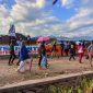 Penonton MXGP di sirkuit Selaparang Mataram manfaatkan Payung. Foto (Mamiq Sahaya)