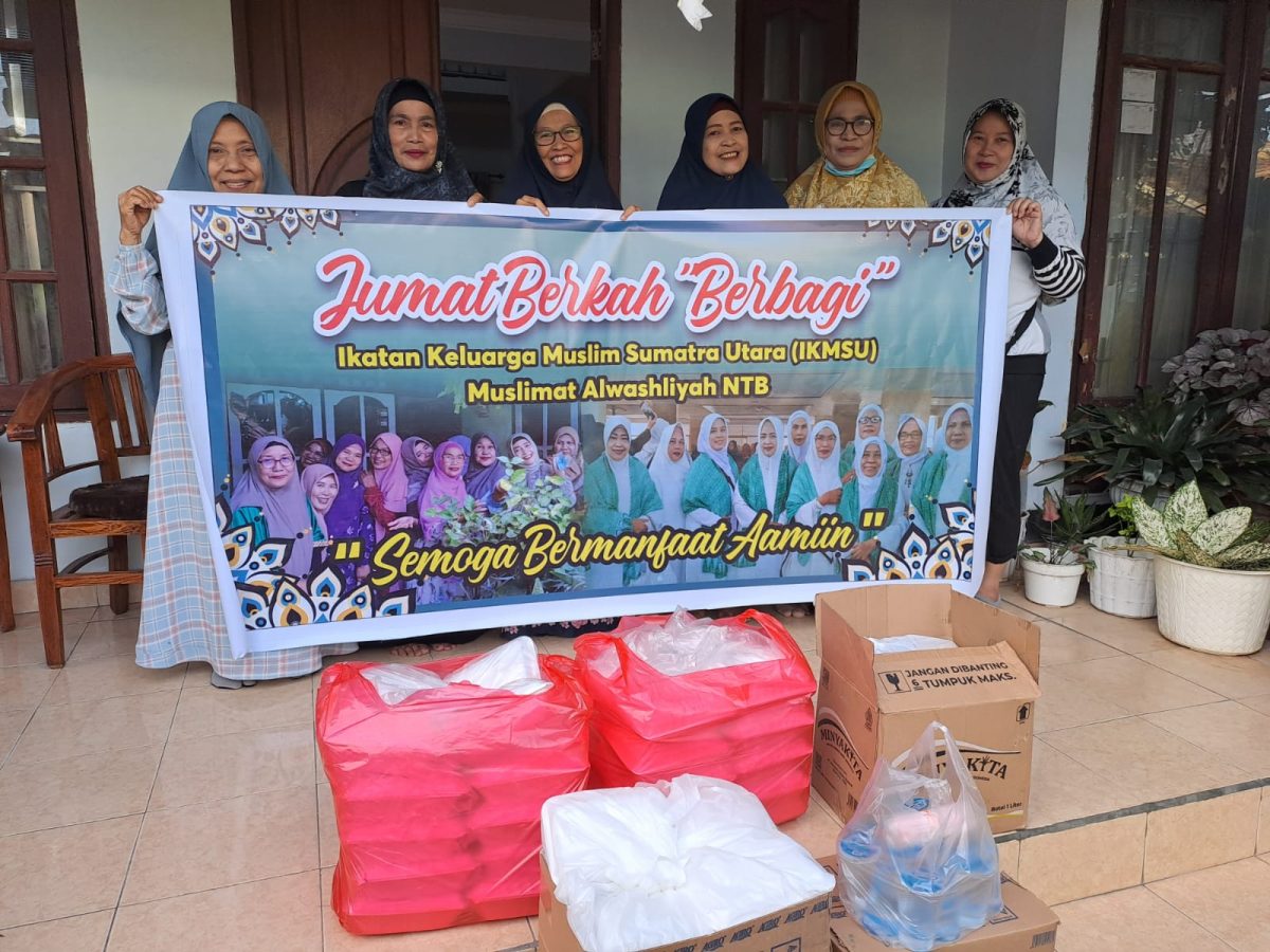 engurus Wilayah Muslimat Al Washliyah Provinsi Nusa Tenggara Barat (NTB) menggelar gerakan Jumat Berkah Berbagi yang tergabung dalam Ikatan Keluarga Muslim Sumatra Utara (IKAMSU) muslimat Alwashliyah NTB. Jumat (05/07/2024).