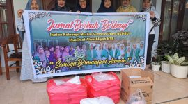 engurus Wilayah Muslimat Al Washliyah Provinsi Nusa Tenggara Barat (NTB) menggelar gerakan Jumat Berkah Berbagi yang tergabung dalam Ikatan Keluarga Muslim Sumatra Utara (IKAMSU) muslimat Alwashliyah NTB. Jumat (05/07/2024).