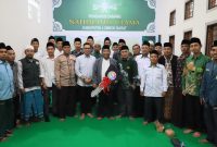 Nauvar Furqani Farinduan menyerahkan secara simbolis bantuan satu unit mobil ambulans kepada Nahdatul Ulama (NU) Kabupaten Lombok Barat. Senin (15/07/2024). Foto (Abdi Ananta).