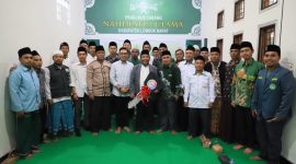 Nauvar Furqani Farinduan menyerahkan secara simbolis bantuan satu unit mobil ambulans kepada Nahdatul Ulama (NU) Kabupaten Lombok Barat. Senin (15/07/2024). Foto (Abdi Ananta).