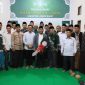 Nauvar Furqani Farinduan menyerahkan secara simbolis bantuan satu unit mobil ambulans kepada Nahdatul Ulama (NU) Kabupaten Lombok Barat. Senin (15/07/2024). Foto (Abdi Ananta).