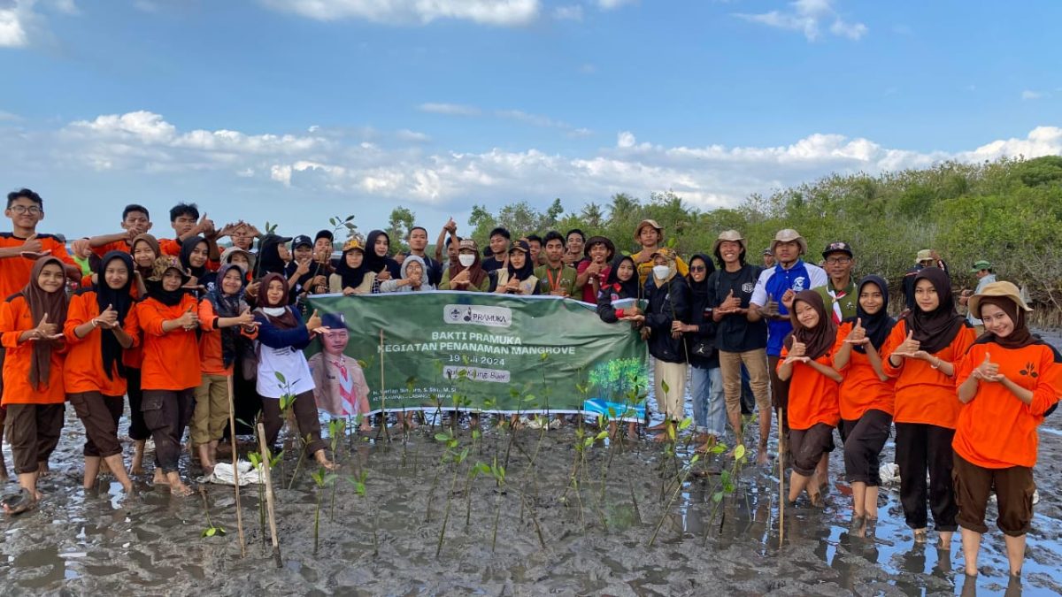 Sebanyak 50 peserta melakukan penanaman pohon mangrove di pulau kaung, Kecamatan Buer, Kabupaten Sumbawa pada Jumat (19/07/2024). Foto (Nanda Bayu Dermawan).