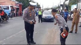 Kepolisian Polresta Mataram saat melakukan Olah TKP di Simpang tiga kebon Roek Ampenan Mataram. Selasa (23/07/2024). Foto (Humas Polresta Mataram).