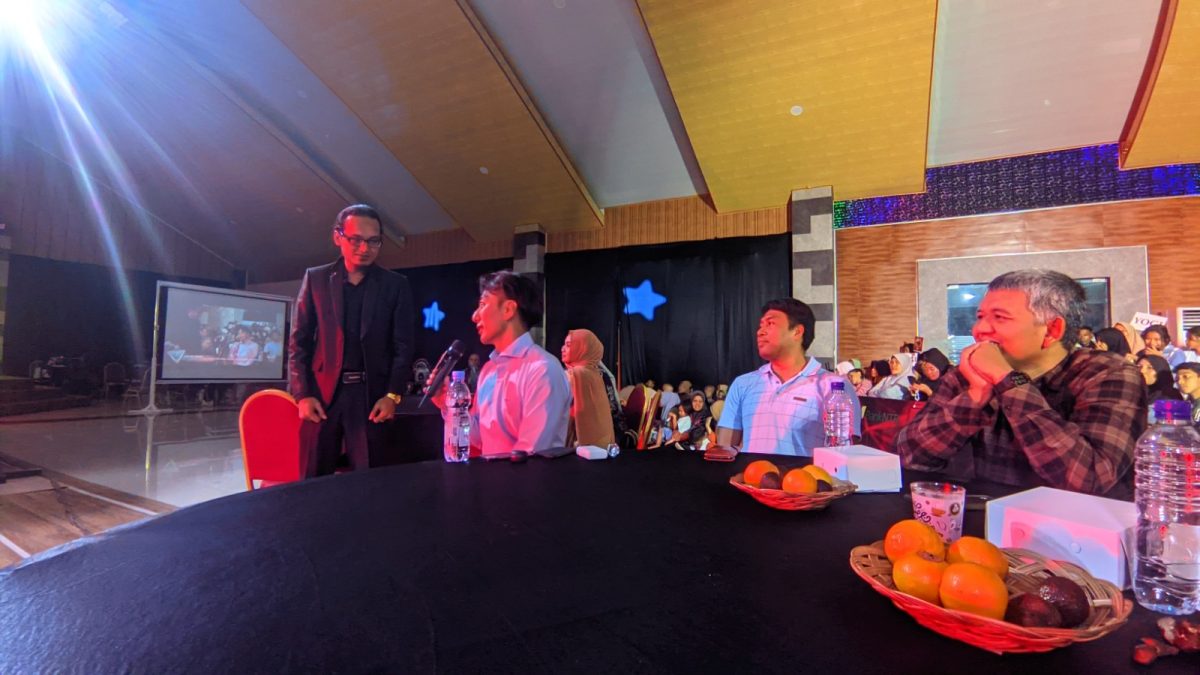 Tokushige Issei san saat memberikan komentar atas penampilan finalis NTB Idol pada acara grand final didampingi Direktur Utama BTLK, Rama Katsuyuki. Sabtu (20/07/2024). (SAHAYA)