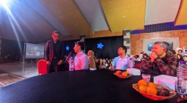 Tokushige Issei san saat memberikan komentar atas penampilan finalis NTB Idol pada acara grand final didampingi Direktur Utama BTLK, Rama Katsuyuki. Sabtu (20/07/2024). (SAHAYA)