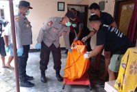 Evakuasii mayat di Mataram oleh tim Satreskrim Polresta Mataram, Selasa siang (9/7/2024). Foto (Humas Polresta Mataram).