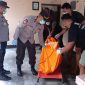Evakuasii mayat di Mataram oleh tim Satreskrim Polresta Mataram, Selasa siang (9/7/2024). Foto (Humas Polresta Mataram).