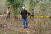 Polisi lakukan olah TKP di lokasi penemuan mayat bayi di desa Kuta Kecamatan Pujut kabupaten Lombok Tengah . Foto (Ist/polres Lombok Tengah)