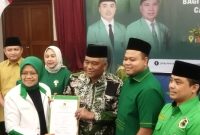 Pasangan calon Wali Kota dan Wakil Wali Kota Mataram, H. Lalu Aria Dharma dan H. Weis Arqurnain, telah resmi menerima SK B1-KWK dari Dewan Pimpinan Pusat (DPP) Partai Persatuan Pembangunan (PPP) di Hotel Sahid Legi Mataram. Minggu, 11 Agustus 2024. Foto (Ist)