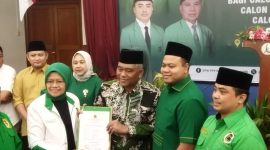 Pasangan calon Wali Kota dan Wakil Wali Kota Mataram, H. Lalu Aria Dharma dan H. Weis Arqurnain, telah resmi menerima SK B1-KWK dari Dewan Pimpinan Pusat (DPP) Partai Persatuan Pembangunan (PPP) di Hotel Sahid Legi Mataram. Minggu, 11 Agustus 2024. Foto (Ist)