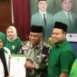 Pasangan calon Wali Kota dan Wakil Wali Kota Mataram, H. Lalu Aria Dharma dan H. Weis Arqurnain, telah resmi menerima SK B1-KWK dari Dewan Pimpinan Pusat (DPP) Partai Persatuan Pembangunan (PPP) di Hotel Sahid Legi Mataram. Minggu, 11 Agustus 2024. Foto (Ist)