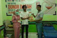 Salah seorang pendonor menerima goodie bag dari alfamart usai melakukan donor darahnya. Foto (doc.ist ALFAMART).