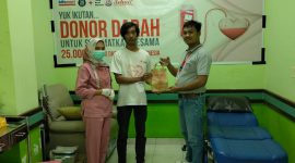 Salah seorang pendonor menerima goodie bag dari alfamart usai melakukan donor darahnya. Foto (doc.ist ALFAMART).