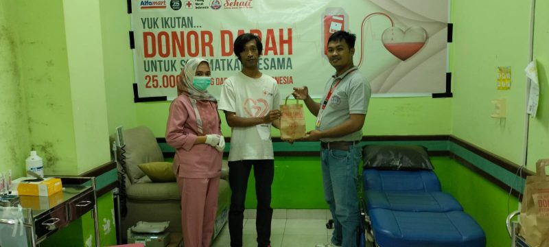Salah seorang pendonor menerima goodie bag dari alfamart usai melakukan donor darahnya. Foto (doc.ist ALFAMART).