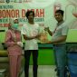 Salah seorang pendonor menerima goodie bag dari alfamart usai melakukan donor darahnya. Foto (doc.ist ALFAMART).