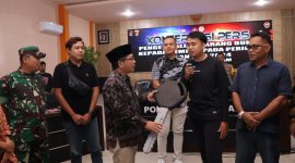 Para Korban menerima Barang Bukti (BB) hasil ungkap kasus Tindak Pidana Pencurian yang dilakukan oleh Sat Reskrim Polresta Mataram selama periode Juni - Juli 2024, Jumat (09/08/2024). Foto (Humas Polresta Mataram).