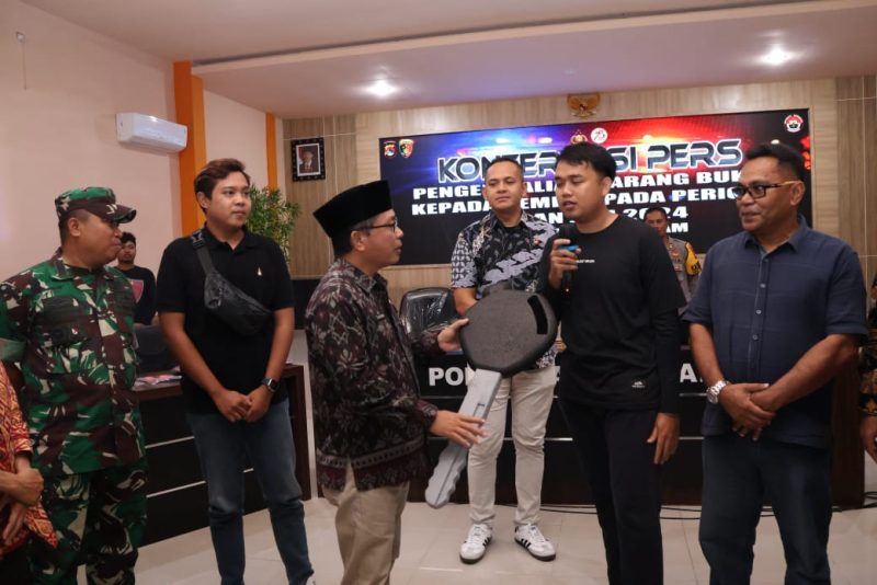 Para Korban menerima Barang Bukti (BB) hasil ungkap kasus Tindak Pidana Pencurian yang dilakukan oleh Sat Reskrim Polresta Mataram selama periode Juni - Juli 2024, Jumat (09/08/2024). Foto (Humas Polresta Mataram).