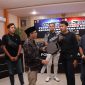 Para Korban menerima Barang Bukti (BB) hasil ungkap kasus Tindak Pidana Pencurian yang dilakukan oleh Sat Reskrim Polresta Mataram selama periode Juni - Juli 2024, Jumat (09/08/2024). Foto (Humas Polresta Mataram).