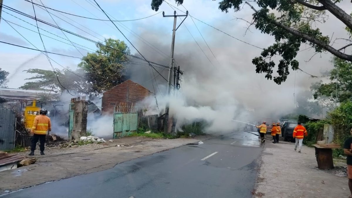 Petugas Pemadam Kebakaran Kota Mataram saat memadamkan api di Mataram, Jumat (09/08/20240). Foto (Humas Polresta Mataram