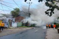 Petugas Pemadam Kebakaran Kota Mataram saat memadamkan api di Mataram, Jumat (09/08/20240). Foto (Humas Polresta Mataram