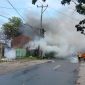 Petugas Pemadam Kebakaran Kota Mataram saat memadamkan api di Mataram, Jumat (09/08/20240). Foto (Humas Polresta Mataram
