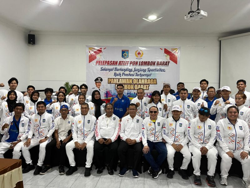 Foto bersama saat kegiatan pelepasan atlit PON Lombok Barat. Rabu (28/08/2024).