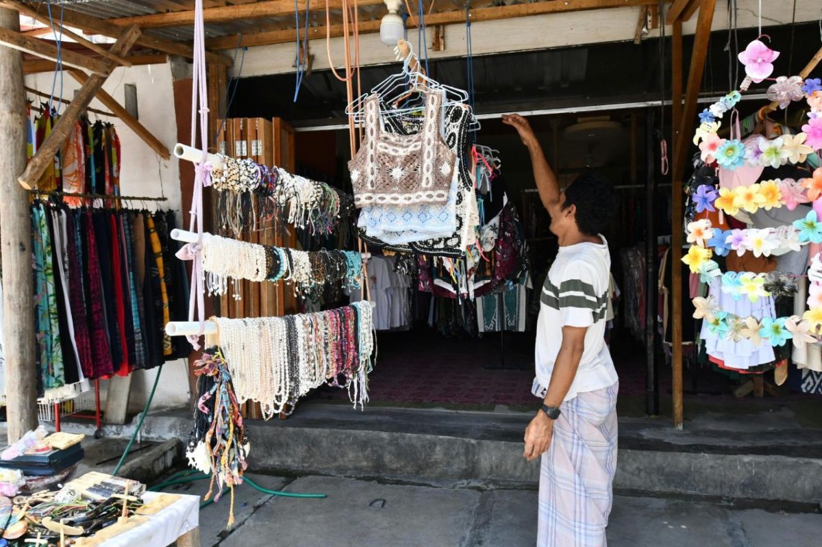 Pedagang pernak-pernik merapikan barang dagangan di Jalan Pariwisata Mandalika, Kuta Mandalika, Kuta, Lombok Tengah, Nusa Tenggara Barat/ foto: Pertamina