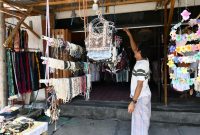 Pedagang pernak-pernik merapikan barang dagangan di Jalan Pariwisata Mandalika, Kuta Mandalika, Kuta, Lombok Tengah, Nusa Tenggara Barat/ foto: Pertamina