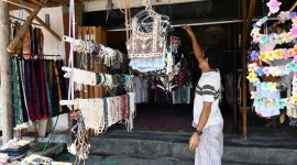 Pedagang pernak-pernik merapikan barang dagangan di Jalan Pariwisata Mandalika, Kuta Mandalika, Kuta, Lombok Tengah, Nusa Tenggara Barat/ foto: Pertamina