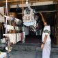Pedagang pernak-pernik merapikan barang dagangan di Jalan Pariwisata Mandalika, Kuta Mandalika, Kuta, Lombok Tengah, Nusa Tenggara Barat/ foto: Pertamina