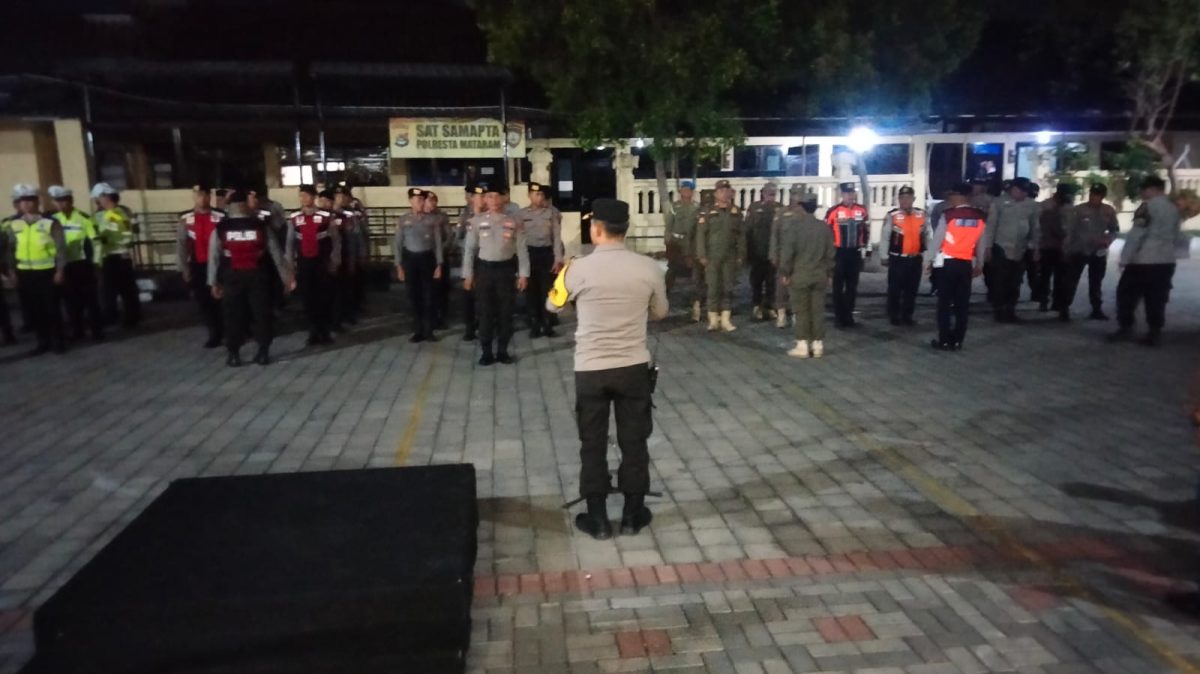Polresta Mataram Polda NTB terus menggelar kegiatan rutin yang ditingkatkan (KRYD) Tiga Pilar guna menciptakan kondusifitas menjelang MotoGP dan Pilkada 2024 bertempat di Lapangan Apel Polresta Mataram. Sabtu, (21/09/2024) malam. Foto (Humas Polresta Mataram).