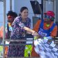Artis Maia Estianty saat mengibarkan bendera Finish menggunakan kalung Id Card VIP. Sabtu (29/09/2024). Foto: (MotoGP)