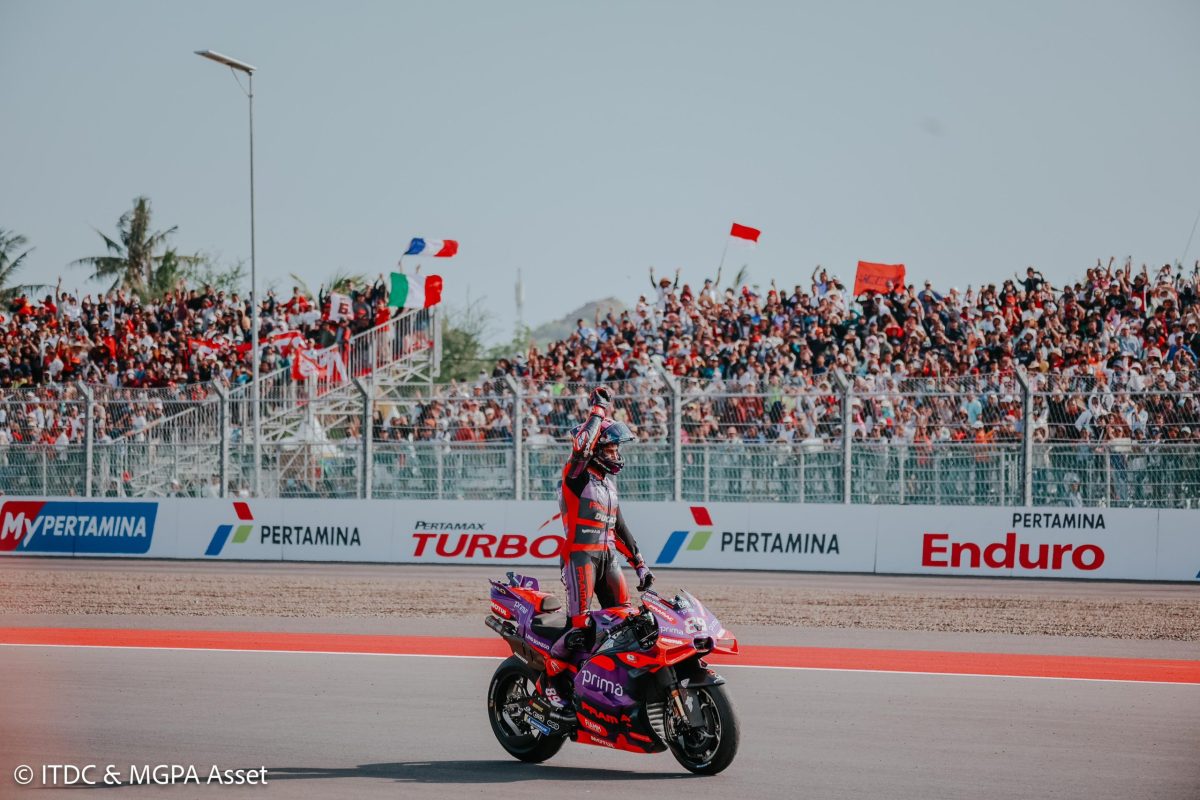 Atraksi pembalap Jorge Martin asal Spanyol usai finish di Race MotoGP Mandalika, Lombok. Minggu (29/09/2024).
