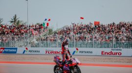 Atraksi pembalap Jorge Martin asal Spanyol usai finish di Race MotoGP Mandalika, Lombok. Minggu (29/09/2024).