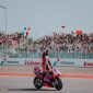 Atraksi pembalap Jorge Martin asal Spanyol usai finish di Race MotoGP Mandalika, Lombok. Minggu (29/09/2024).