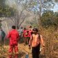 Petugas bersama masyarakat masih berjibaku padamkan api di Bukit Anak Dara Rinjani. Foto (ist).