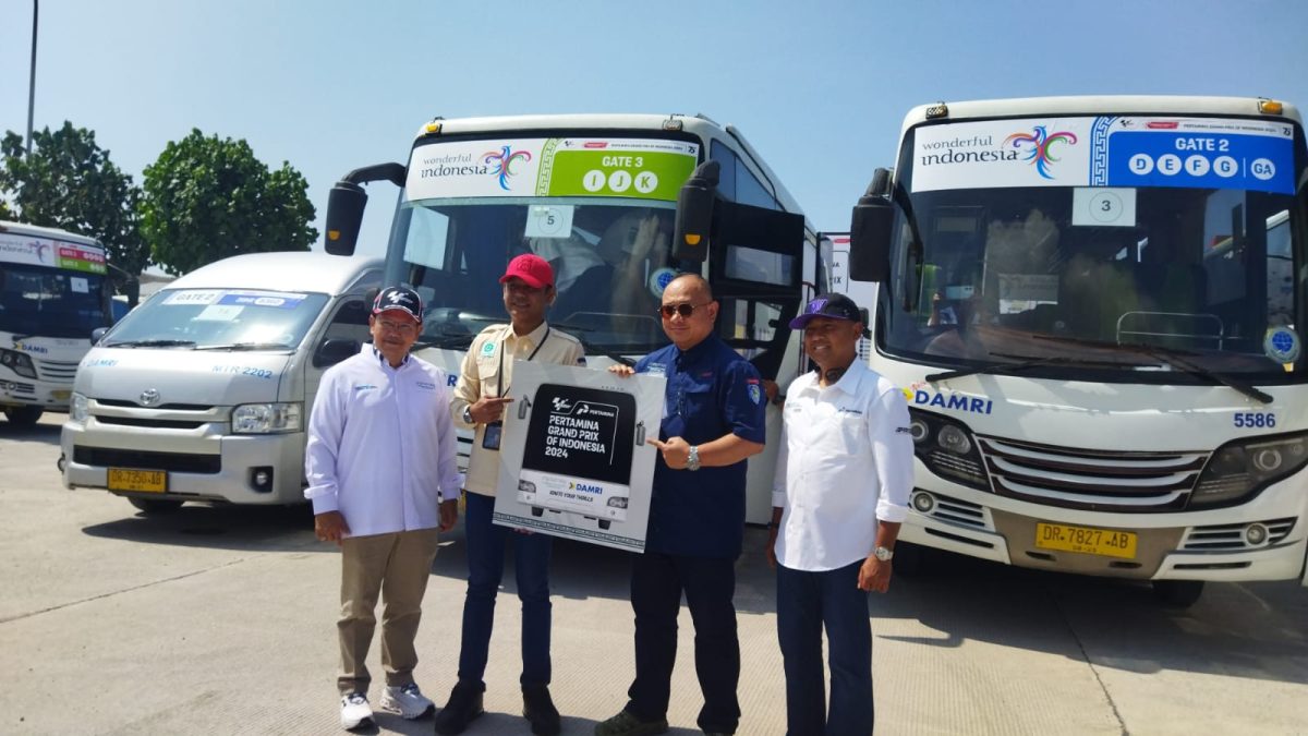 Chairman MotoGP,Troy Resa Waroka dan GM DAMRI Mataram, Hilman Azhari usai penyerahan bus angkutan penonton MotoGP. Foto (ist).