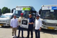 Chairman MotoGP,Troy Resa Waroka dan GM DAMRI Mataram, Hilman Azhari usai penyerahan bus angkutan penonton MotoGP. Foto (ist).