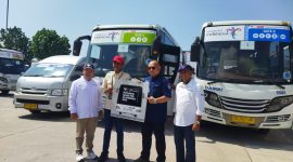 Chairman MotoGP,Troy Resa Waroka dan GM DAMRI Mataram, Hilman Azhari usai penyerahan bus angkutan penonton MotoGP. Foto (ist).