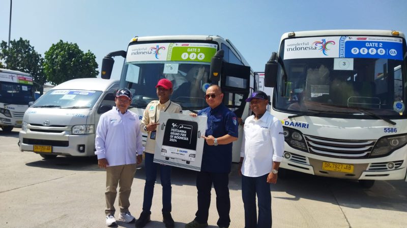Chairman MotoGP,Troy Resa Waroka dan GM DAMRI Mataram, Hilman Azhari usai penyerahan bus angkutan penonton MotoGP. Foto (ist).