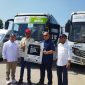 Chairman MotoGP,Troy Resa Waroka dan GM DAMRI Mataram, Hilman Azhari usai penyerahan bus angkutan penonton MotoGP. Foto (ist).