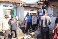 Kapolresta Mataram Kombes Pol. Dr. Ariefaldi Warganegara SH., SIK., MM., CPHR., CBA.,CHRM., beserta para PJU, Camat Lingsar, Kapolsek Lingsar, Koramil Lingsar, Kades Gegelang serta personil Polresta Mataram saat hadir langsung di acara Bedah Rumah di Desa Gegelang Kecamatan Lingsar, Lombok Barat. Jumat (06/09/2024). Foto (Humas Polresta Mataram).