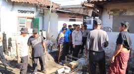 Kapolresta Mataram Kombes Pol. Dr. Ariefaldi Warganegara SH., SIK., MM., CPHR., CBA.,CHRM., beserta para PJU, Camat Lingsar, Kapolsek Lingsar, Koramil Lingsar, Kades Gegelang serta personil Polresta Mataram saat hadir langsung di acara Bedah Rumah di Desa Gegelang Kecamatan Lingsar, Lombok Barat. Jumat (06/09/2024). Foto (Humas Polresta Mataram).