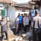 Kapolresta Mataram Kombes Pol. Dr. Ariefaldi Warganegara SH., SIK., MM., CPHR., CBA.,CHRM., beserta para PJU, Camat Lingsar, Kapolsek Lingsar, Koramil Lingsar, Kades Gegelang serta personil Polresta Mataram saat hadir langsung di acara Bedah Rumah di Desa Gegelang Kecamatan Lingsar, Lombok Barat. Jumat (06/09/2024). Foto (Humas Polresta Mataram).