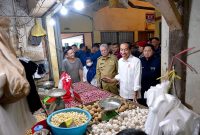 Presiden Joko Widodo (Jokowi) mengunjungi Pasar Mawar, Kota Pontianak, Selasa (24/9/2024). (Foto: BPMI Setpres/Muchlis Jr)