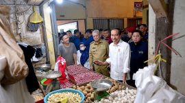Presiden Joko Widodo (Jokowi) mengunjungi Pasar Mawar, Kota Pontianak, Selasa (24/9/2024). (Foto: BPMI Setpres/Muchlis Jr)