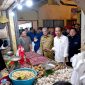 Presiden Joko Widodo (Jokowi) mengunjungi Pasar Mawar, Kota Pontianak, Selasa (24/9/2024). (Foto: BPMI Setpres/Muchlis Jr)
