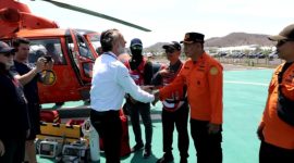 Pihak Dorna saat peninjauan Helikopter di terima Kakansar Mataram, Lalu Wahyu Efendi. Foto (Ist/Basarnas Mataram)